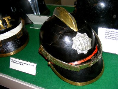 Historischer Feuerwehrhelm, Filz, neue Bayerische Form, um 1900 mit Fuldaer Wappen (DFM)