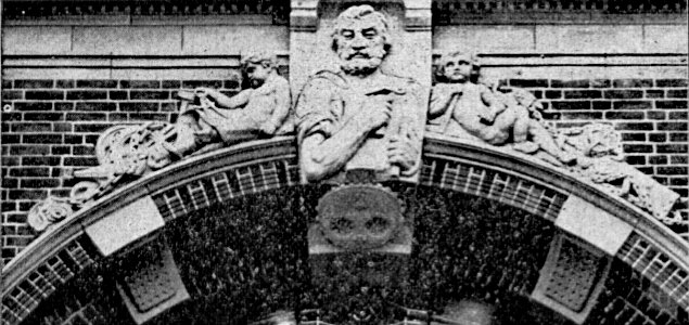 HL Damals – Lübeck Hauptbahnhof – Friedrich Volke – Schlussstein – Portal der Fahrkartenhalle – Arbeit