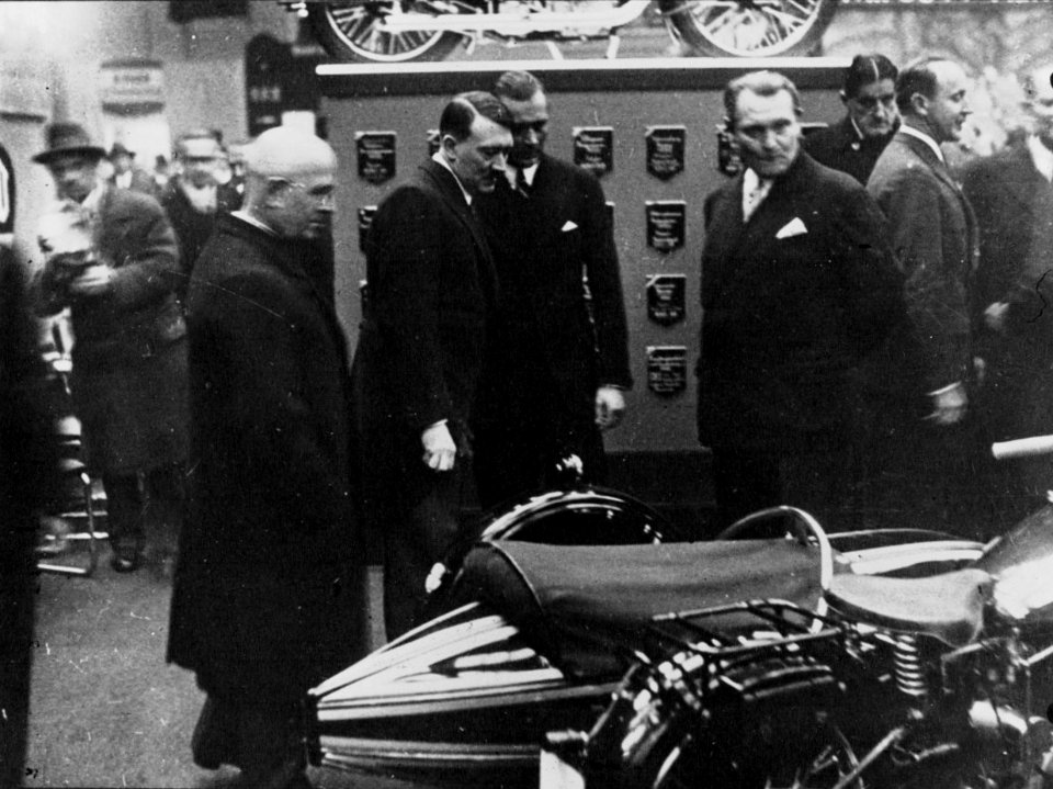 HitleryGoeringEnElSalónDElAutomóvilDeBerlín1933