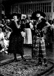 HL Damals – Thora Thomsen – Travemünder Modeschau – Rudolph Karstadt – Städtischer Kursaal – Kleid und Nachmittagskleid – 1921 – Deutsche Kinderhilfe photo
