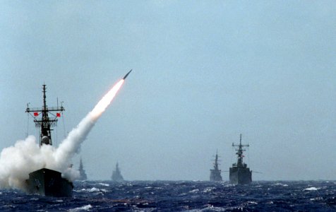 HMAS Darwin (FFG 04) launching a RIM-66 Standard missile on 1 June 1986 (6417017)