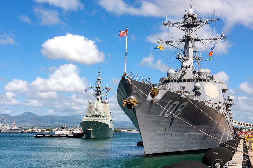 HMAS Hobart pulling alongside USS Wayne E Meyer at Pearl Harbor in September 2018