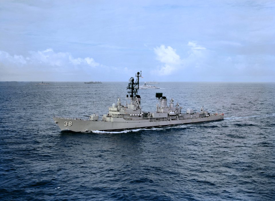 HMAS Perth (D38) underway 1991