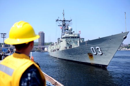 HMAS Sydney 130506-N-TG831-111