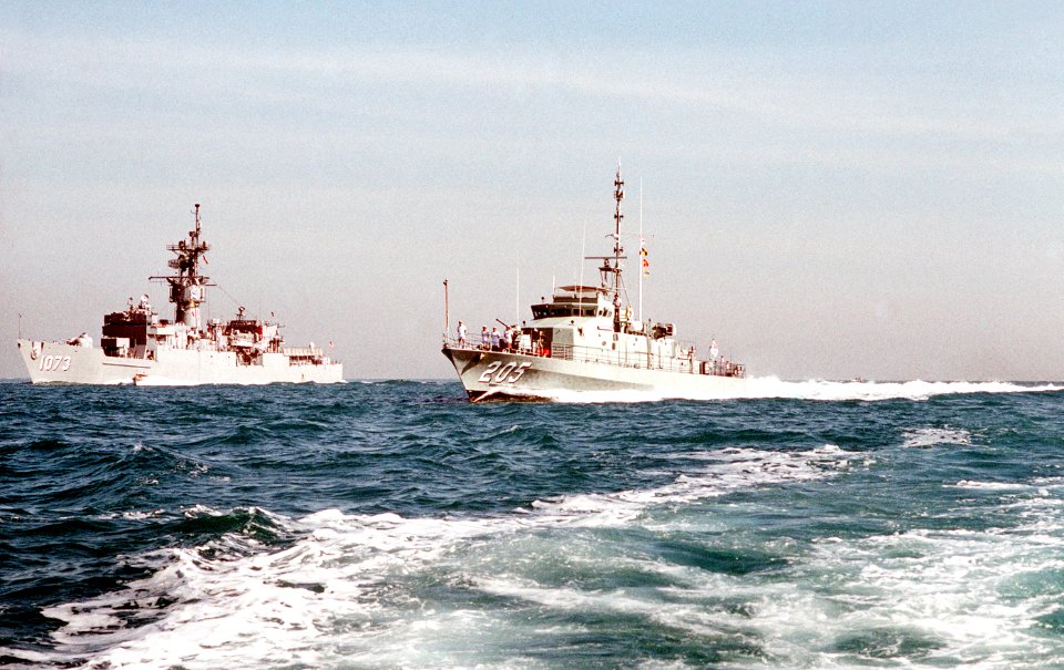 HMAS Townsville (FCPB 205) and USS Robert E. Peary (FF-1073) underway in June 1990