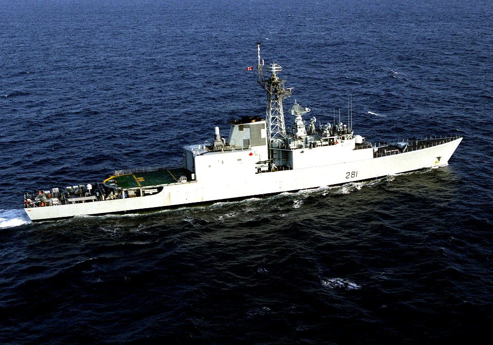 HMCS Huron (DDG 281) off Hawaii 1998