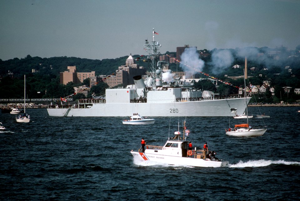 HMCS Iroquois (DDG 280) at New York 1986
