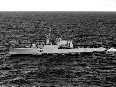 HMCS Margaree (DDH 230) underway 1990 photo