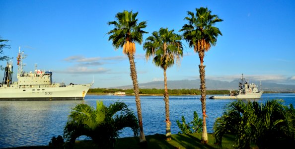 HMCS Protecteur arrives at Joint Base Pearl Harbor-Hickam 140306-N-RI884-093