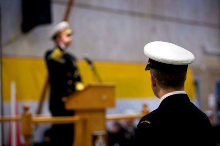 HMCS Toronto receives award 150220-N-AT895-109