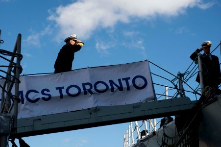 HMCS Toronto receives award 150220-N-AT895-237