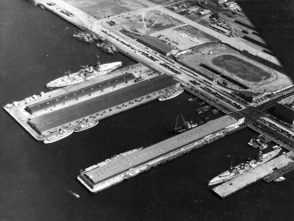 HMS Delhi (D47), USS Arkansas (BB-33) and USS Nautilus (SS-168) at San Diego on 26 September 1932