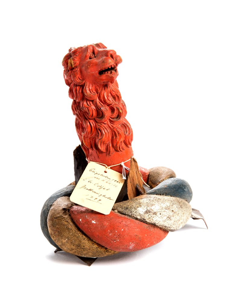Hjälmprydnad i form av rött lejonhuvud, 1799 - Livrustkammaren - 107184