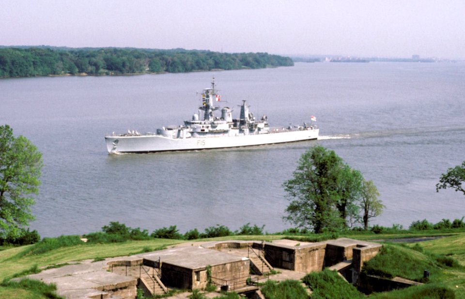 HMS Euryalus (F15) off Fort Washington 1987