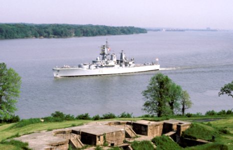 HMS Euryalus (F15) off Fort Washington 1987