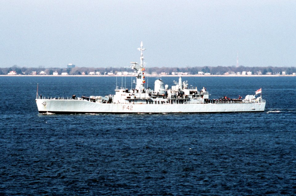 HMS Phoebe (F42) entering Hampton Roads 1990