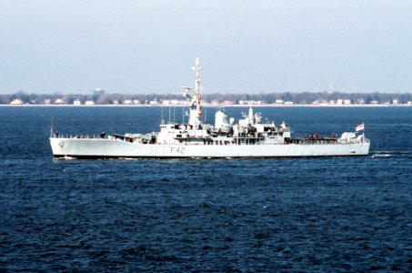 HMS Phoebe (F42) entering Hampton Roads 1990