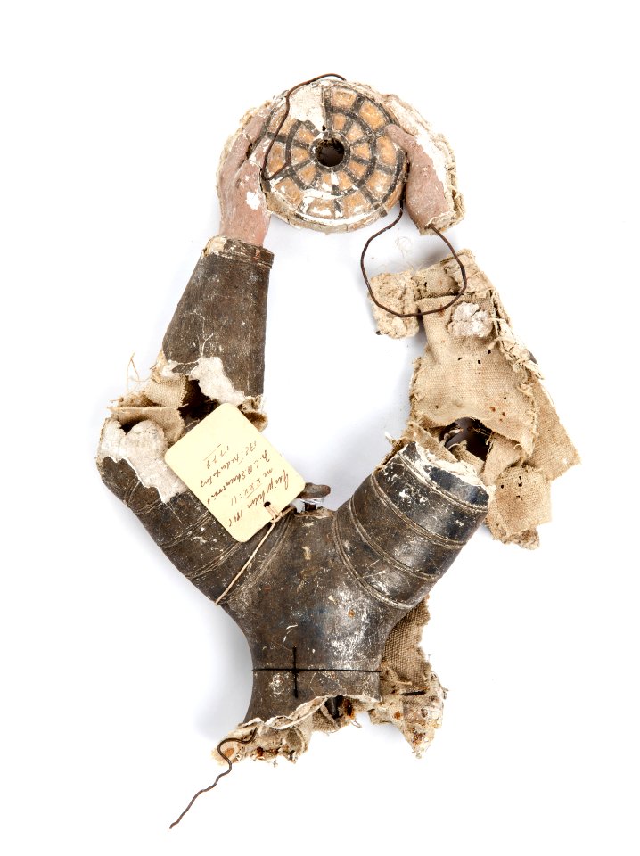 Hjälmprydnad i form av armar som håller en förgylld granat, 1777 - Livrustkammaren - 107194