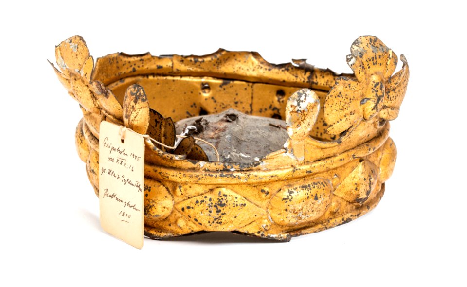 Hjälmprydnad i form av grevlig hjälmkrona av förgylld bleckplåt, 1800 - Livrustkammaren - 107189
