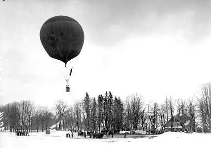 Hochlassen des Fesselballons mittels der Laufrolle - CH-BAR - 3238358