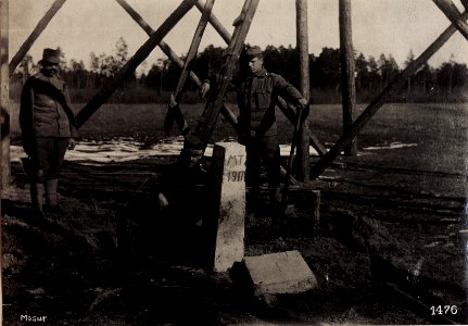 Hochstand Mosur, Steinsetzen. (BildID 15713363)
