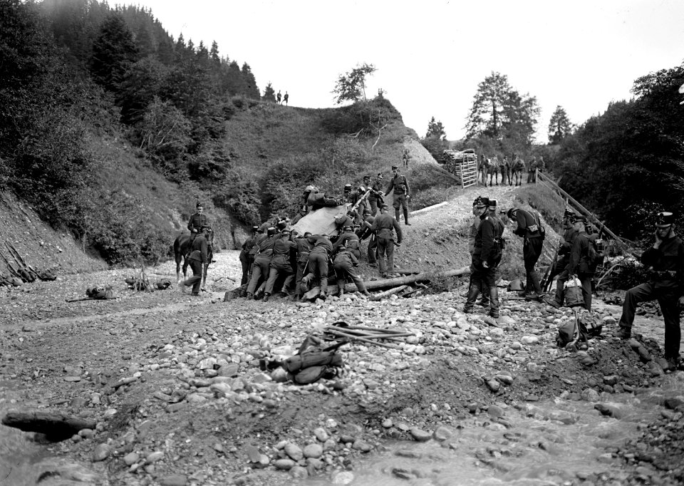 Hochwasser hat Weg weggerissen - CH-BAR - 3238706