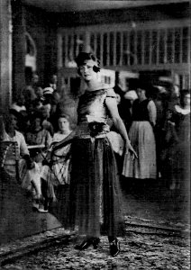 HL Damals – Thora Thomsen – Travemünder Modeschau – Rudolph Karstadt – Städtischer Kursaal – Abendkleid – 1921 – Deutsche Kinderhilfe