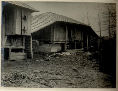 Hof eines rumänischen Bauernhauses in Remersi aufgenommen am 13.12.1916 (BildID 15544867)