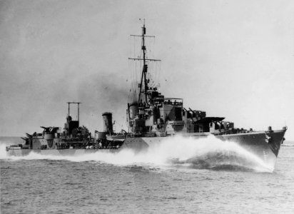 HMAS Warramunga (I44) underway at speed in early 1943