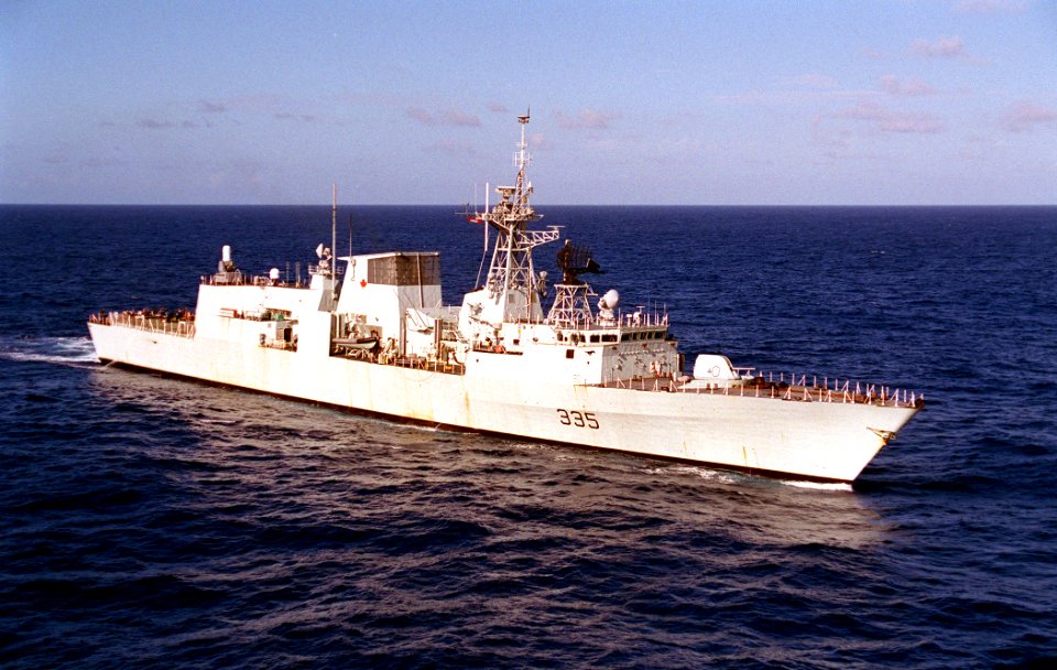 HMCS Calgary (FFH 335) underway 1999