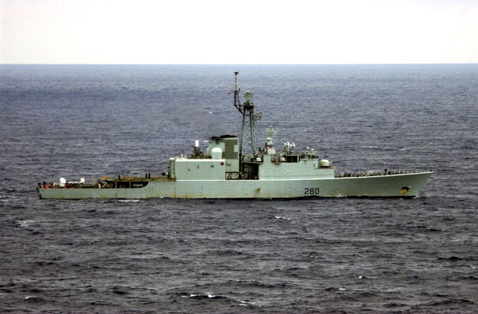 HMCS Iroquois (DDG 280) underway off Florida 2002