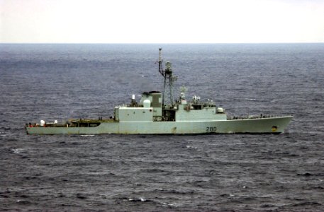 HMCS Iroquois (DDG 280) underway off Florida 2002