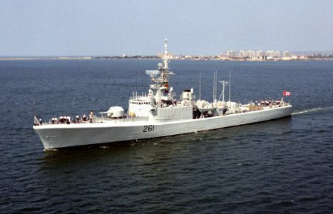HMCS Mackenzie (DDE 261) off San Diego 1992