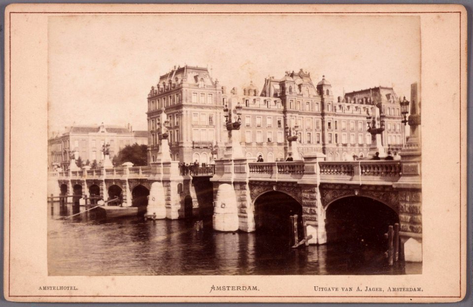Hogesluis met Amstel Hotel, vóór de ophoging van het gebouw in 1899-1900