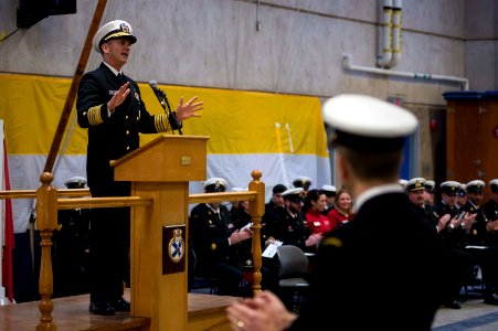 HMCS Toronto receives award 150220-N-AT895-104 photo