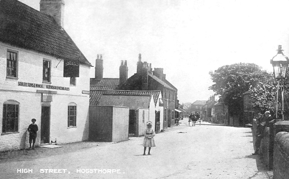 Hogsthorpe High Street and Saracens Head public house - 1907 or before