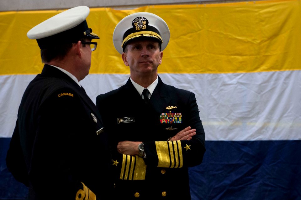 HMCS Toronto receives award 150220-N-AT895-214