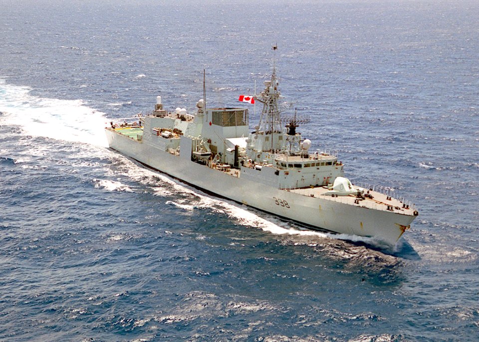 HMCS Winnipeg (FFH 338) underway in 2001