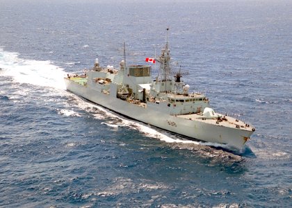 HMCS Winnipeg (FFH 338) underway in 2001 photo