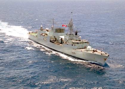 HMCS Winnipeg (FFH 338) underway in 2001