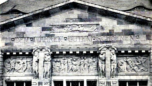 HL Stadttheater – Reliefs an der Fassade