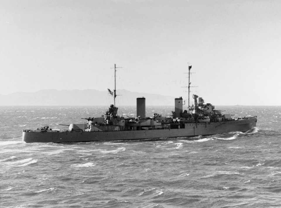 HMAS Hobart (D63) leaves Wellington, New Zealand, on 22 July 1942 (80-G-13454)