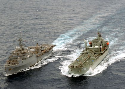 HMAS Sirius USN LPD