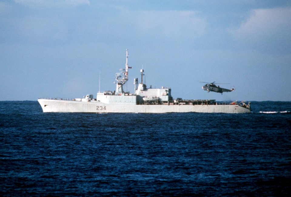 HMCS Assiniboine (DDH 234) with Sea King in 1986