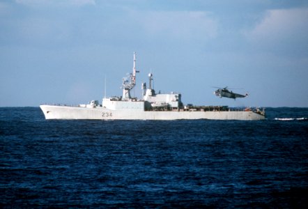 HMCS Assiniboine (DDH 234) with Sea King in 1986