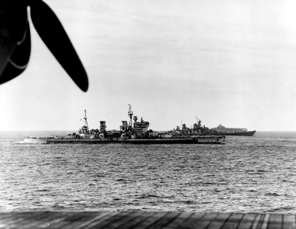 HMS King George V and USS Missouri (BB-63) underway off Japan on 16 August 1945 (80-G-455703)