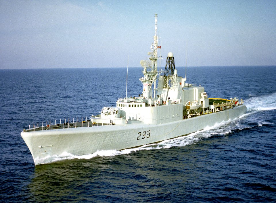 HMCS Fraser (DDH 233) underway in 1983