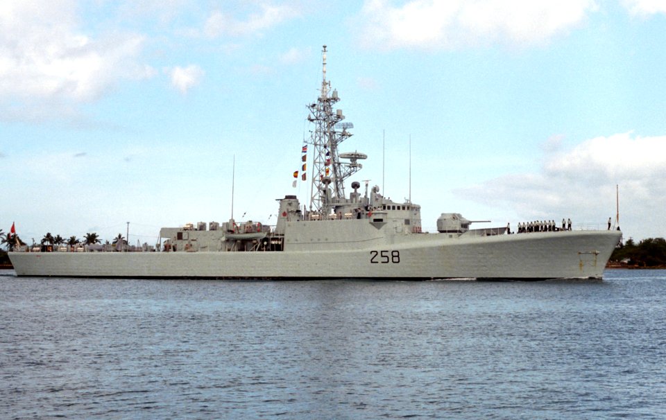 HMCS Kootenay (DDE 258) at Pearl Harbor 1986
