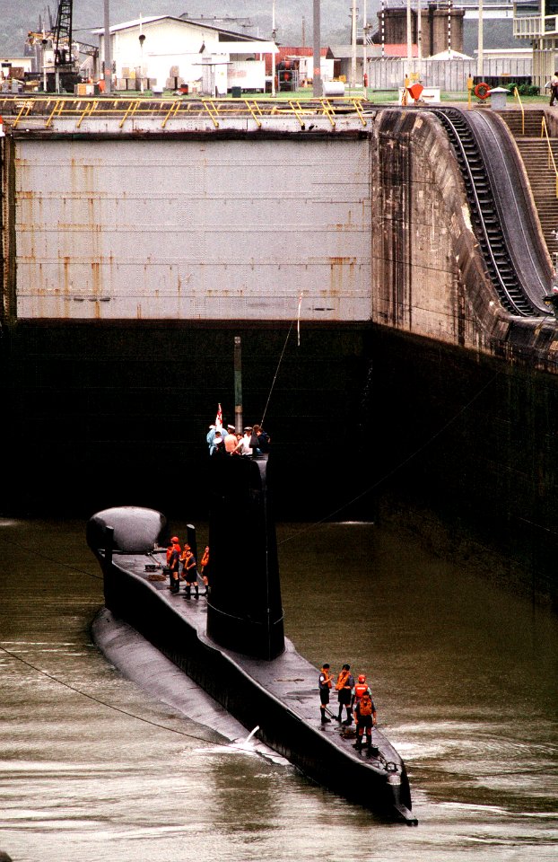 HMS Ocelot (S17) in Miraflores Locks 1989