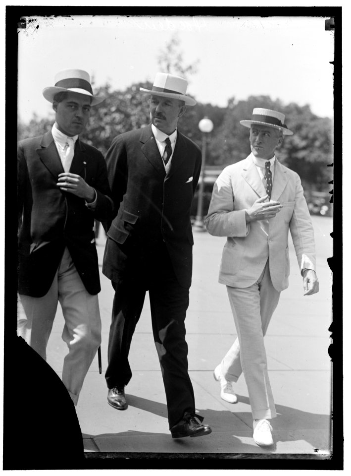HOLDEN, HALE, CENTER, WITH NEWSPAPERMEN LCCN2016867463